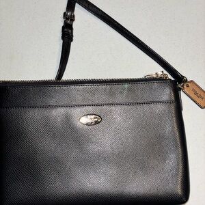 COACH Black Crossbody 11x7 East West Classic Gold Hardware Zip Pocket Purse